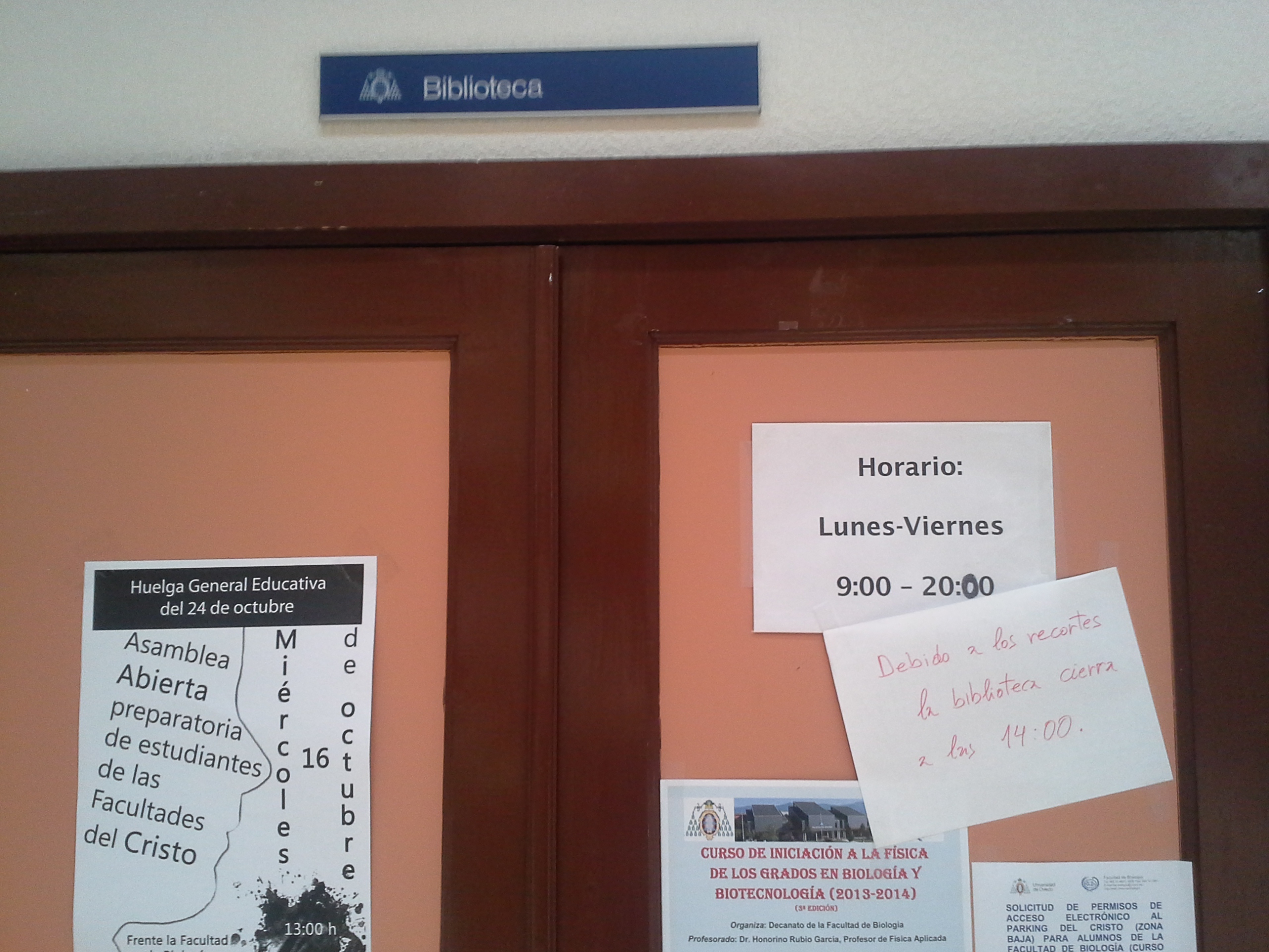 Aspecto de la entrada a la Biblioteca de la Facultad de Biología con el aviso de cierre, hoy por la tarde.