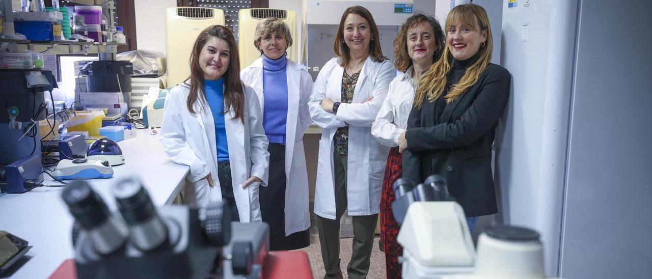 Por la izquierda, Aida Bernardo Flórez, Ana Coto Montes, María Luisa Fernández Sánchez, Camino Álvarez Castro y Sonia Otero Estévez, en un laboratorio de la Facultad de Medicina de Oviedo.