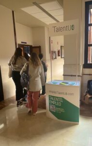 Imagen del stand informativo que Herramientas para el Empleo TalentUO ubica en los campus de la Universidad de Oviedo