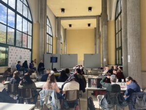 Imagen de la Jornada que se desarrolló en la sala de ordenadores o antigua capilla del Edificio Departamental y donde se ve alumnado y ponentes