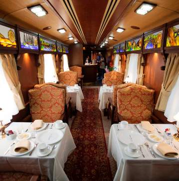 En el tren Transcantábrico se puede disfrutar de este lujoso vagón restaurante
