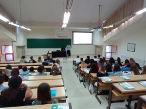La técnica de Herramientas para el Empleo TalentUO proyecta una presentación a decenas de alumnos y alumnas de la Facultad de Químicas en un aula escalonada.