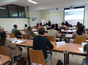 La técnica de Herramientas para el Empleo TalentUO se dispone a comenzar su presentación a los numerosos alumnos y alumnas del máster que están sentados en sus mesas.